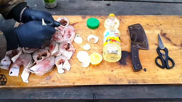 ШАШЛЫК ИЗ ПИЛЕНГАСА НА МАНГАЛЕ. ЧИСТИМ РЫБУ НА GREENWORKS смотреть онлайн