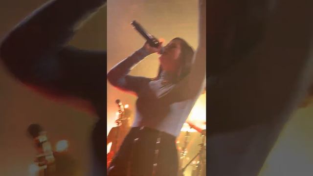 Cassadee Pope Performing “Thrive” смотреть онлайн