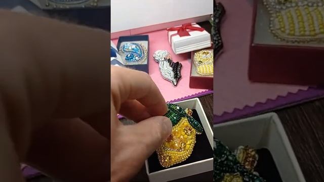 творчество моей супруги Любови броши из бисера страз бусин смотреть онлайн