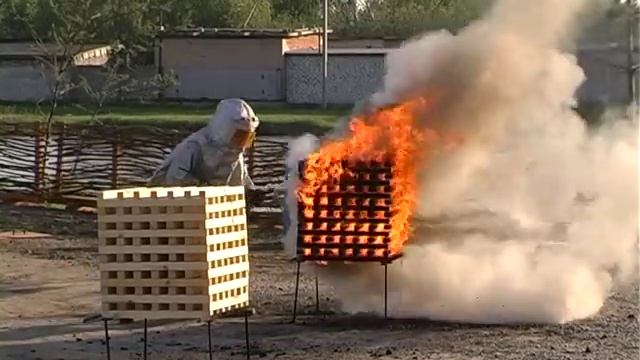 Попытка тушения модельного очага 2А некачественным порошковым огнетушителем ОП-4(з) смотреть онлайн