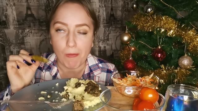 МУКБАНГ / ПЮРЕШКА С ПЕЧЕНЬЮ / КВАШЕНАЯ КАПУСТА / СОЛЕНЬЯ / Not ASMR