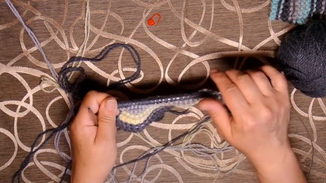 Шапка спицами укороченными рядами. Версия для левшей. Подробный МК. смотреть онлайн