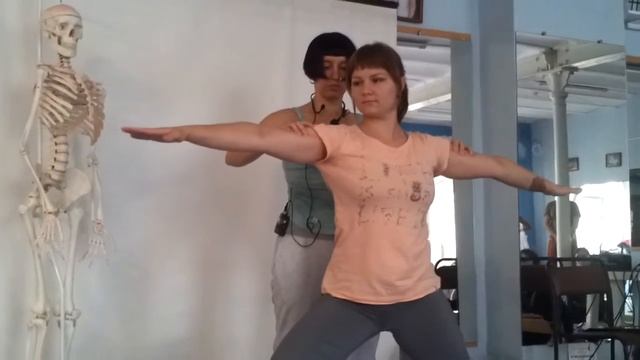 ВИРАБХАДРАСАНА-II ПРАВКА РУК УЧЕНИКА смотреть онлайн