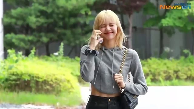 Lisa airport departure to Paris for CELINE Men's S/S 2023 - 24/06/2022 смотреть онлайн