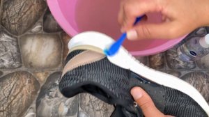 Как ОТМЫТЬ БЕЛУЮ ПОДОШВУ на кроссовках. 6 Простых Рабочих способов почистить белую подошву кроссово