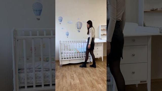 Кроватка для новорожденных со съёмной передней стенкой, универсальным маятником из массива бука смотреть онлайн