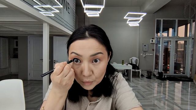 Легкий макияж на 2021 год от Анель Ильясовой.