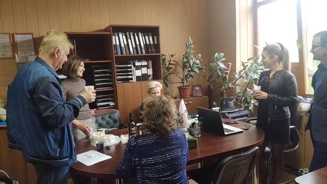Праздничный фуршет после сделки смотреть онлайн