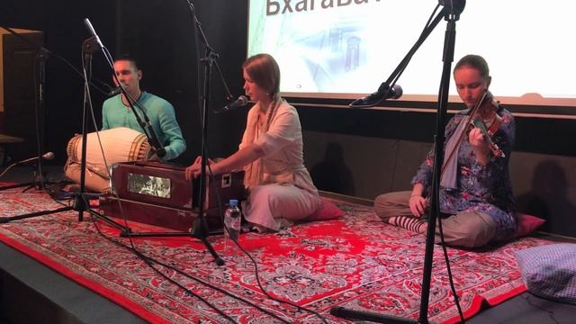 Лалита Сангини & Бхадра Баларам - Ом Намо Бхагавате Васудевая смотреть онлайн