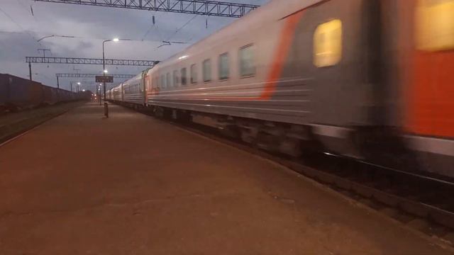 Электровоз ЧС4т по маршруту #359 Адлер-Калининград проезжает ст. Жодино смотреть онлайн