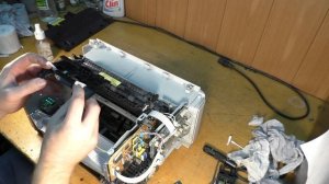 Samsung SL-M2070W — снимаем узел подачи бумаги, чистим лазер