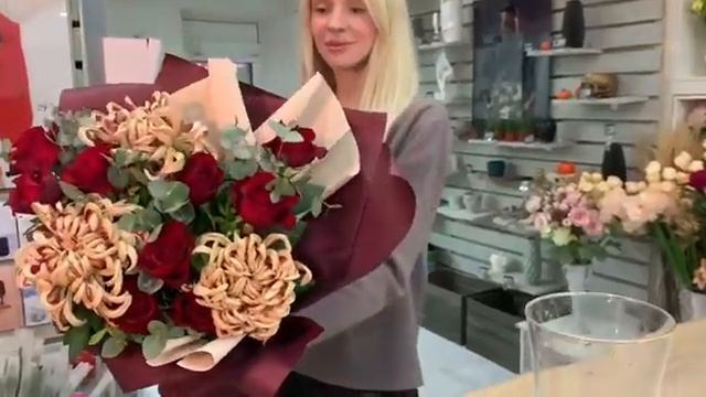 Яркий букет с розами и хризантемой смотреть онлайн