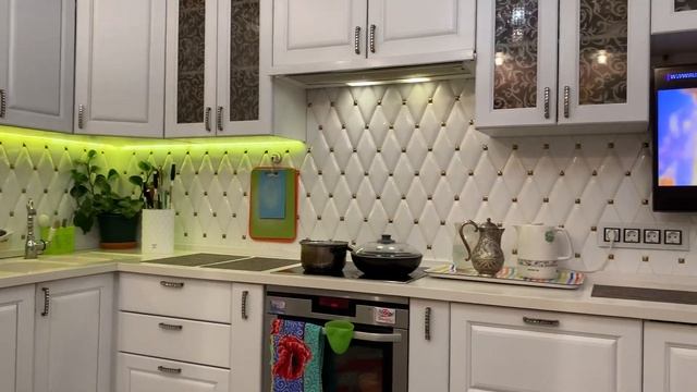 Плитка ромбом под каретную стяжку с золотыми пуговицами на кухню для фартука, производитель ЗИН СУ. смотреть онлайн