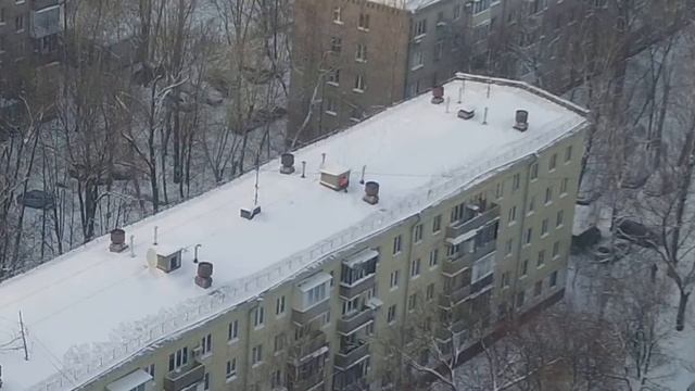 Как в России чистят снег на крыше и как с них спускаются. смотреть онлайн