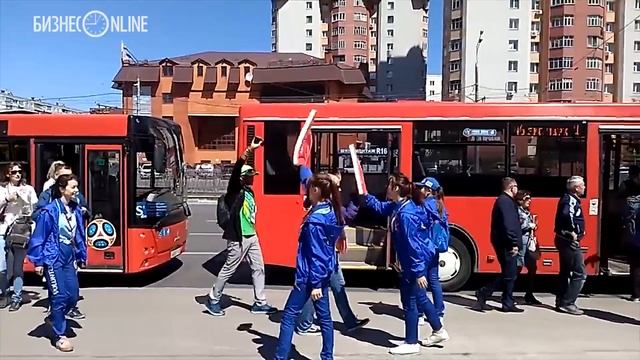 Волонтеры встречают туристов, приехавших в «Казань Арену» на остановках общественного транспорта смотреть онлайн