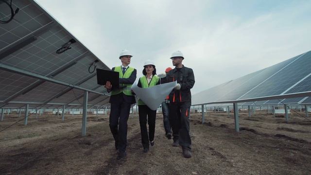 videoblocks the engineers walking in the solar energy panels and discussing the blueprint rwevn1gxr смотреть онлайн
