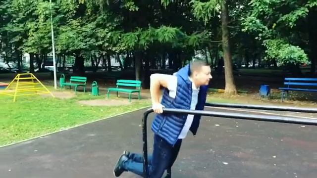 Брусья. Отжимаюсь и держу уголок. Спорт. Skids. Do push-UPS and keep corner. Sport. смотреть онлайн