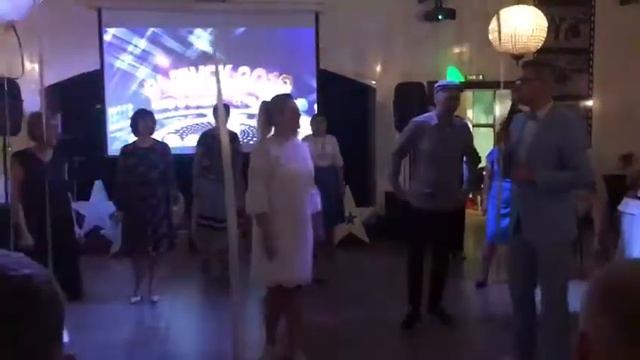 Танец учителей и родителей на выпускном смотреть онлайн