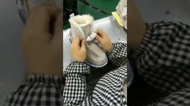 Учимся завязывать банты на УГГах смотреть онлайн