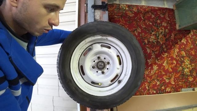 Балансировка колес своими руками, на самодельном балансировочном станке ! Wheel balancing смотреть онлайн