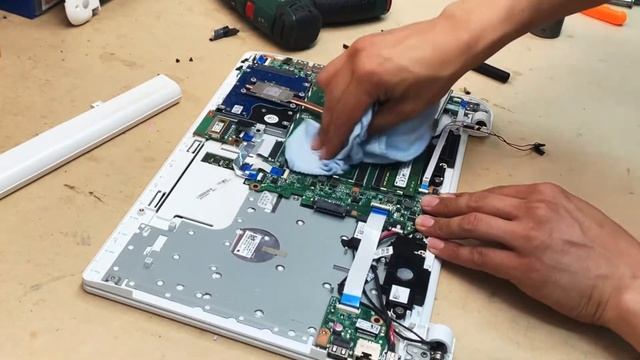 Toshiba L50 Fan Clean & Re paste+ RAM & SSD Upgrade смотреть онлайн