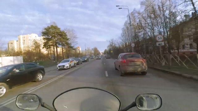 Автохам таранит мотоциклиста смотреть онлайн