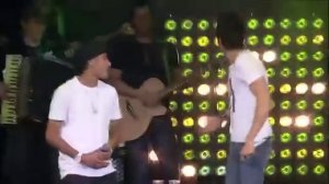 НЕЙМАР танцует и поет