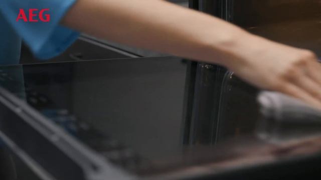 How to clean your AEG oven manually & remove oven door смотреть онлайн