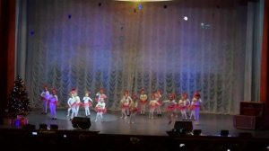 дети танцуют под песню " Лялечка "!!!!!