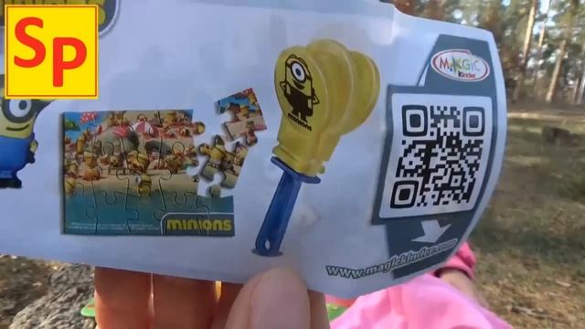 Киндер яйца сюрпризы  ищем на дереве, распаковываем Миньоны,
