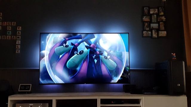Philips Hue HDMI Sync Box + 8 Play Bars on 65" TV смотреть онлайн