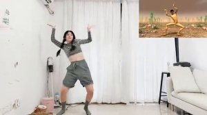 танцующая лягушка и девочка