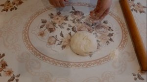 Пицца с сосисками и солёными огурцами.