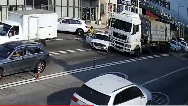 В Сочи на Мамайском перевале возник затор из-за столкновения самосвала с ВАЗ 2107 смотреть онлайн