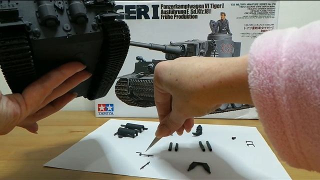 Сборная модель немецкого танка TIGER1.Тamiya.Сборка и установка воздухозаборника и домкрата.Видео12 смотреть онлайн