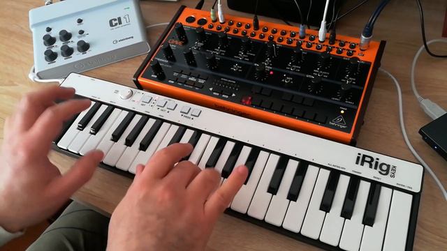 Behringer CRAVE Steinberg CI1 IK IRigKeys Roland JV30 YamahaCS1x Akai S2000 - Superteclados.com