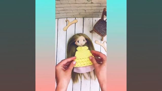 Видеообзор. Вязаная шарнирная кукла Алиса смотреть онлайн