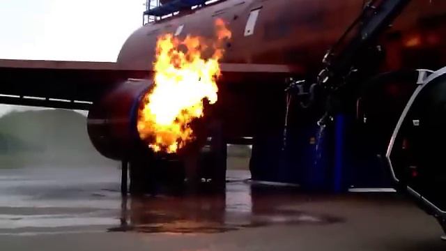 Interschutz 2010 - Flughafen/ Airport Leipzig-Halle - Brandsimulation - Flugzeugbrand смотреть онлайн