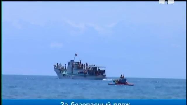 На пляже пьяный мужчина на скутере въехал в купающихся людей смотреть онлайн