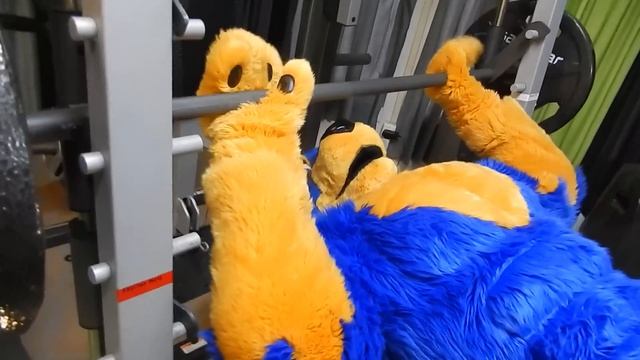 Bench Presses at Tonkas before Megaplex 2013 смотреть онлайн