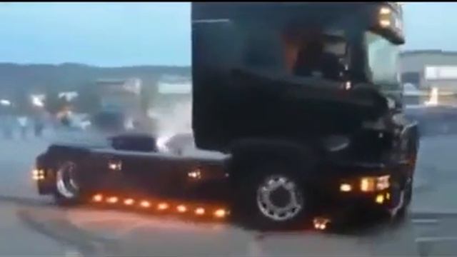 Невероятное Крутой дрифт на фуре Крутая фура смотреть онлайн
