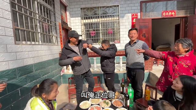老谢家亲人相聚格外热闹，好酒好菜摆三大桌，李欣喝的满脸通红！ смотреть онлайн