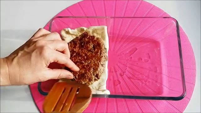 Вкусняшка из слоёного теста с фаршем и сыром ? смотреть онлайн