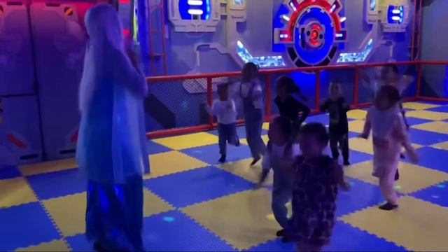 Весёлый день рождение Алии с Эльзой!?❄️? 4 годика!?Распаковка подарков!!!?? смотреть онлайн