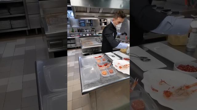 Alberto Valerio Ferrini prepara crudo misto per consegne ristorante gardenia corona virus cod-19 смотреть онлайн