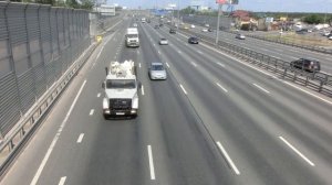 Машины едут по шоссе