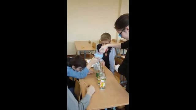 Видео опыта “Ксилофон” из бутылок. смотреть онлайн