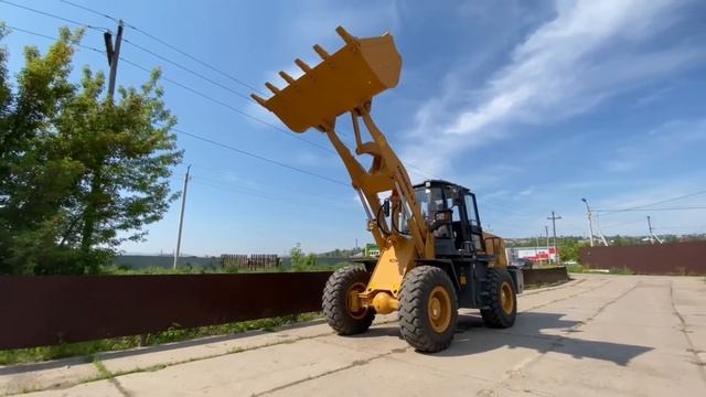 Как управлять фронтальным погрузчиком. Девушка-оператор. LONKING LG833N. смотреть онлайн