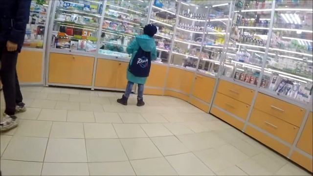 ШКОЛЬНИК ПОКУПАЕТ ПРЕЗЕРВАТИВЫ ДЛЯ ПАПЫ В 13 ЛЕТ/ ПРОДОВЩИЦЫ В А*УЕ смотреть онлайн