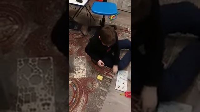 сборка модели автомобиля ( первая часть) смотреть онлайн
